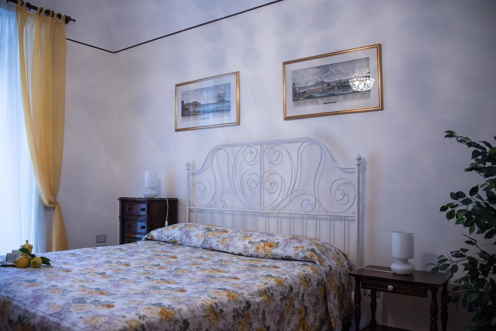 Il Giglio Rosso Apartment Naples Bilik gambar